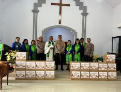 Lewat Program Minggu Kasih, Kapolres Bersama Personel Polres Gowa Berbagi Ke Gereja