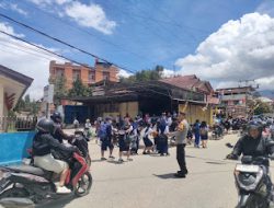 Personil Polsek Mamasa Strong Point Jam Pulang Sekolah Guna Menciptakan Situasi Aman Bagi Anak Sekolah