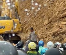 Polisi di Tapalang Mamuju Setia Lakukan Pengamanan di Lokasi Longsor