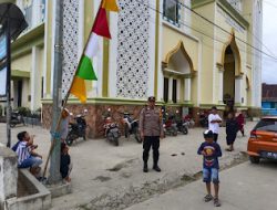 Personil Polsek Mamasa Melaksanakan Pengamanan Sholat Jum’at di Mesjid Nurul Yaqim Mamasa