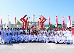 Pasukan Paskibraka Sulbar Berpose Bangga Bersama Kapolda Usai Kibarkan Bendera Pusaka