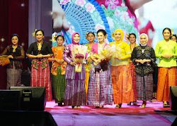 Parade Kebaya Kain Mandar Bhayangkari Sulbar Semarakkan Malam Ramah Tamah HUT RI ke-79