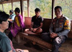 Bhabinkamtibmas Polsek Pana Laksanakan Sambang di Desa Manipi untuk Tingkatkan Kewaspadaan Warga