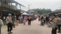 Personil Polsek Aralle Pengamanan/ Pengaturan Lalu Lintas di Pasar Tradisional Aralle