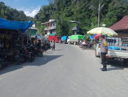 Polsek Mambi Laksanakan Pengamanan dan Penagturan Lalu Lintas di Depan Pasar Tradisional Mambi