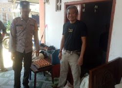 Bhabinkamtibmas Polsek Aralle Laksanakan Pengamanan Penyaluran Bantuan Sosial oleh Kementerian Sosial RI di Aralle