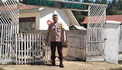 Bhabinkamtibmas Polsek Mambi Lakasanakan Pemantauan dan Pengamanan Ibadah Minggu di Gereja Desa Mehalaan