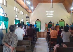 Personil Polsek Aralle Laksanakan Pengamanan Ibadah Umat Kristiani di Wilkum Polsek Aralle