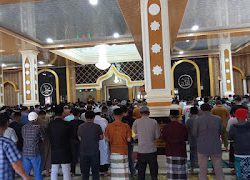 Personel Polsek Mamasa Amankan Pelaksanaan Sholat Jumat di Masjid Agung Nurul Yaqin