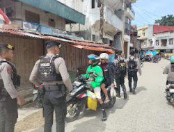 Sat Samapta Polres Mamasa Laksanakan Patroli Jalan Kaki untuk Jaga Kamtibmas dan Beri Rasa Aman kepada Warga
