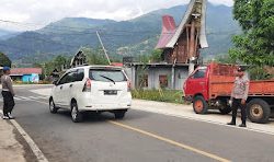 Polsek Pana Laksanakan Pangaturan/ Pengamanan di Jalan Poros Mamasa-Tana Toraja