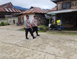 Personil Polsek Sumaroron Melaksanakan Kegiatan Patroli Jalan kaki di Wilayah Hukum Polsek Sumaroron