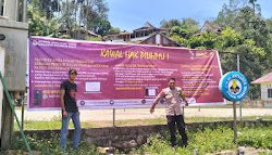 Bhabinkamtibmas Polsek Mambi Laksanakan Kegiatan Monitoring dan Pemasangan Baliho Pemilu 2024 di Desa Mehalaan