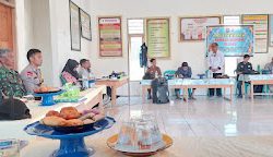 Bhabinkamtibmas Polsek Mambi Laksanakan Pengaman Rapat Musyawarah Desa dan Rembuk Stunting di Desa Salubalo