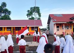 Bertindak Sebagai Pembina Upacara, Bhabinkamtibmas Polsek Bambalamotu Sampaikan Pesan Kamtibmas