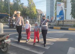 Personil Sat Lantas Polres Polman Laksanakan Pengaturan Lalu Lintas di Pagi Hari