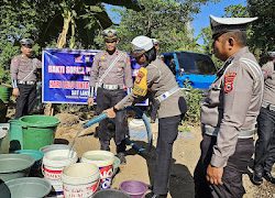 Hadapi Musim Kemarau, Satlantas Polres Gowa Berbagi Air Bersih Ke Warga