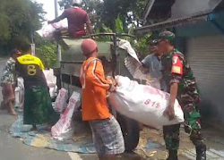 Babinsa Desa Rejosalam Bantu Warga Penggilingan Jagung Hasil Panen