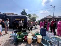 Kapolres Pasuruan Distribusikan Air Bersih Dibeberapa Wilayah Kabupaten Pasuruan