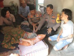 Senyum Bahagia Mbah Sonten Setelah Mendapatkan Kursi Roda dari Polres Mojokerto