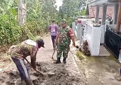 Babinsa Tambaksari Bantu Warga Bangun Saluran Air dan Perbaikan Paving Jalan