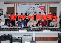 Polrestabes Surabaya Berhasil Ungkap Sindikat Penipuan Online Jaringan Internasional 10 WNI Diamankan