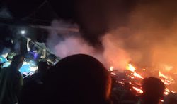 Personel Polsek Tompobulu Polres Gowa Datangi TKP Kebakaran 3 Rumah Panggung, 2 Korban Jiwa.