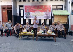 Berlokasi Di dalam lorong, Jumat Curhat Polres Pelabuhan Makassar tetap ramai.