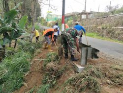 Wujudkan Lingkungan Bersih, Sertu Hendro Saputro Gotong Royong dengan Warga