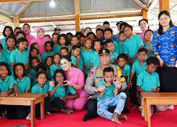 Kapolda dan Ketua PD Bhayangkari Sulbar Menyapa Anak Bungu dan Bagikan Baksos di Desa Saluraya