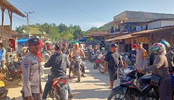 Personil Polsek Aralle Laksanakan Pengamanan Jalur dan Melancarkan Arus Lalin di Pasar Tradisional Aralle