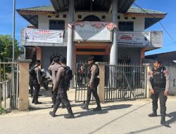 Polres Mamasa Gelar Patroli Jalan Kaki Dengan Menyusuri, Kanto KPU, Bawaslu, Dan Titik Rawan Kamtibmas Lainnya