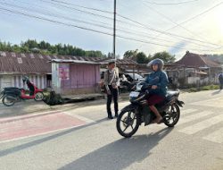 Satuan Lalu Lintas Polres Mamasa Laksanakan Pengaturan Arus Lalu Lintas Pagi Hari