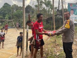 Lihat Warga Bermain Volley, Kapolda Sulbar Singgah dan Berikan Bantuan Bola dan Net Kepada Warga