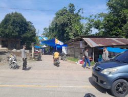 Personil Polsek Tabulahan, Polres Mamasa Laksanakan Pengaturan dan Pengamanan di Pasar Tradisional Lakahang