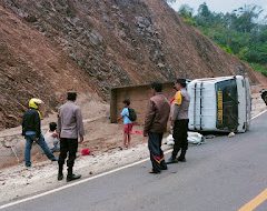 Laka Tunggal di Jalan Poros Mamasa-Toraja, Dump Truk Terbalik di Kelurahan Tabang, Kapolsek Pana Polres Mamasa, Turun Langsung ke TKP