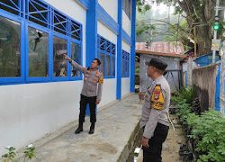 Kapolsek Mamasa Bersama Personelnya Turun Langsung Tinjau TKP Pengrusakan SDN 01 Mamasa