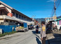 Polsek Mamasa Laksanakan Pengaturan Lalu Lintas di Pagi Hari untuk Menghindari Rawanya Kemacetan
