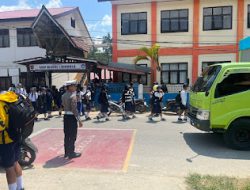 Sat Lantas Polres Mamasa Laksanakan Kegiatan Pengaturan Lalu Lintas jam Pulang Sekolah di SMP Nergri 1 Mamasa