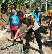 Bhabinkamtibmas Polsek Sumarorong, Polres Mamasa Laksanakan Gotong Royong Bersama Warga di Desa Makuang