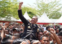 HUT TNI ke-79, Kapolda Sulbar dan Ketua Bhayangkari Berikan Kejutan Manis