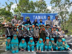 Polres Mamasa Laksanakan Sosialisasi Polisi Sahabat kepada Anak-Anak Murid TK Madrasa Mamasa