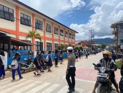 Sat Lantas Polres Mamasa Lancarkan Arus Lalu Lintas Saat Jam Pulang Sekolah