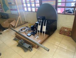 Polsek Pana Laksanakan Pemasangan Jaringan Fisat di Halaman Polsek Mamasa