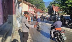 Personil Polsek Mamasa Laksanakan Pengaturan Arus Lalu Lintas dan Pengawalan Perkemahan Pramuka UPTD SMKN 1 Mamasa Berlangsung Lancar