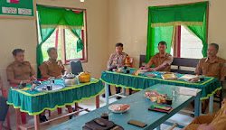 Bhabinkamtibmas Polsek Aralle Polres Mamasa Menghadiri Rapat di Desa Salutambun untuk Meningkatkan Sinergitas dengan Pemerintah Desa