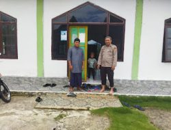 Personil Polsek Aralle Laksanakan Pengan Sholat Jumat di Mesjid Darussalam