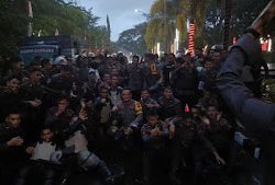 Kerjasama Yang Baik Antara Massa Aksi Dan Pihak Keamanan, Unras Dikantor Gubernur Sulbar Berjalan Lancar