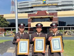Kapolda Jatim Beri Penghargaan 3 Anggota Polres Pasuruan Kota atas Prestasi di Kejuaraan Karate Kapolri Cup 2024.
