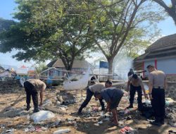 Kerja Bakti Sat Polair Polres Polman Bersama Masyarakat di Pesisir Pantai Bahari